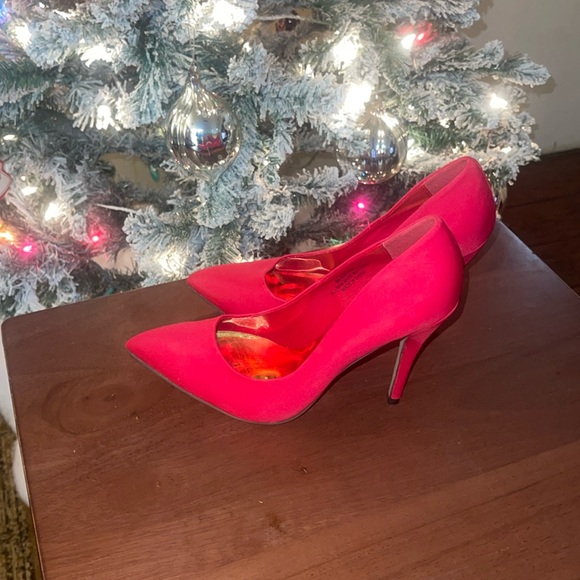 Red pumps - Picture 1 of 5